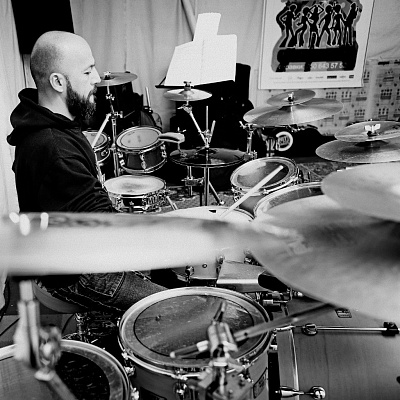 Купить игру на барабанах в Санкт-Петербурге. Сервис Ultra Подарки. Хотите играть на барабанах? Купите сертификат на обучение игре на барабанах в Санкт-Петербурге. Сервис UltraPodarki.ru 8 800 505 95 30. Игра на барабанах, уроки игры на барабанах, обучение игре на барабанах, барабан обучение, играть на барабанах, игра на барабанах сертификат, уроки на барабанах, игра на барабанах в Санкт-Петербурге, уроки игры на барабанах в Санкт-Петербурге, барабаны цена Санкт-Петербург, уроки на барабанах в Санкт-Петербурге