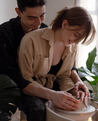 Мастер-класс в гончарной мастерской в Санкт-Петербурге. Подарочные сертификаты Ultra Подарки. Лепка из глины в Санкт-Петербурге в гончарной мастерской - это душевный незабываемый подарок для взрослых и детей. ULTRA ПОДАРКИ 8-800-505-95-30. Поделки из глины, лепка из глины, керамическая посуда, глиняная посуда, Гончарная мастерская, Гончарная мастерская в Санкт-Петербурге, Гончарный круг, Гончарное дело, Гончарный мастер класс, Лепка глины, гончарное ремесло, лепка из глины, лепка из глины, мастер класс