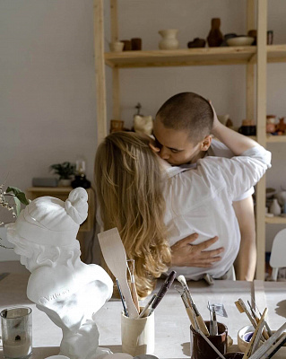 Мастер-класс в гончарной мастерской в Санкт-Петербурге. Подарочные сертификаты Ultra Подарки. Лепка из глины в Санкт-Петербурге в гончарной мастерской - это душевный незабываемый подарок для взрослых и детей. ULTRA ПОДАРКИ 8-800-505-95-30. Поделки из глины, лепка из глины, керамическая посуда, глиняная посуда, Гончарная мастерская, Гончарная мастерская в Санкт-Петербурге, Гончарный круг, Гончарное дело, Гончарный мастер класс, Лепка глины, гончарное ремесло, лепка из глины, лепка из глины, мастер класс