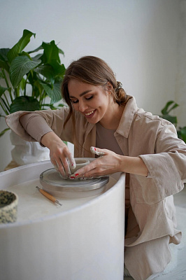 Мастер-класс в гончарной мастерской в Санкт-Петербурге. Подарочные сертификаты Ultra Подарки. Лепка из глины в Санкт-Петербурге в гончарной мастерской - это душевный незабываемый подарок для взрослых и детей. ULTRA ПОДАРКИ 8-800-505-95-30. Поделки из глины, лепка из глины, керамическая посуда, глиняная посуда, Гончарная мастерская, Гончарная мастерская в Санкт-Петербурге, Гончарный круг, Гончарное дело, Гончарный мастер класс, Лепка глины, гончарное ремесло, лепка из глины, лепка из глины, мастер класс