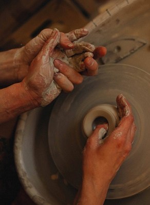 Мастер-класс в гончарной мастерской в Санкт-Петербурге. Подарочные сертификаты Ultra Подарки. Лепка из глины в Санкт-Петербурге в гончарной мастерской - это душевный незабываемый подарок для взрослых и детей. ULTRA ПОДАРКИ 8-800-505-95-30. Поделки из глины, лепка из глины, керамическая посуда, глиняная посуда, Гончарная мастерская, Гончарная мастерская в Санкт-Петербурге, Гончарный круг, Гончарное дело, Гончарный мастер класс, Лепка глины, гончарное ремесло, лепка из глины, лепка из глины, мастер класс