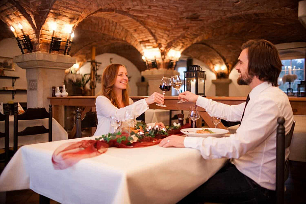 Романтическое свидание в ресторане в Санкт-Петербурге. Ultra Подарки. Купить романтическое свидание в ресторане в Санкт-Петербурге. Подарите самым близким незабываемые моменты и признайтесь в искренних чувствах. Сервис UltraPodarki.ru 8-800-505-95-30. Романтическое свидание в ресторане в Санкт-Петербурге, свидание в Санкт-Петербурге, свидание в ресторане, сертификат на свидание в ресторане, сертификат на свидание в Санкт-Петербурге, купить свидание, купить свидание Санкт-Петербург, первое свидание, девушка свидание, хороший ресторан, романтический ресторан, романтический вечер, романтический ужин, романтические любимому, романтическая музыка