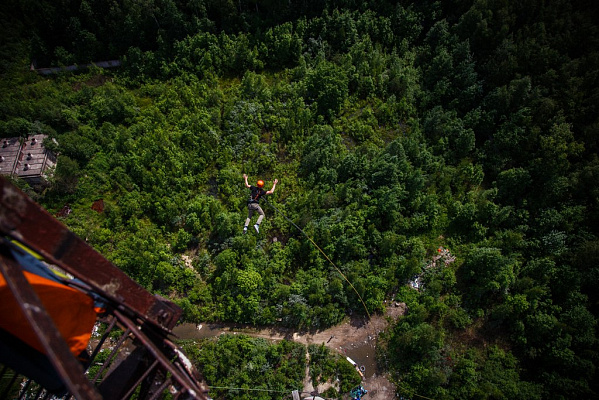 Роупджампинг - прыжки с верёвкой в Санкт-Петербурге. Подарочные сертификаты Ultra Подарки. Роупджампинг в Санкт-Петербурге - Экстремальный оригинальный подарок или подарочный сертификат на Роупджампинг - прыжки с верёвкой. Сервис UltraPodarki.ru 8-800-505-95-30. роупджампинг Санкт-Петербург, прыжок веревка Санкт-Петербург, роупджампинг, прыжок веревка, прыжок с веревкой, Подарок, подарочный сертификат, экстрим, экстремальный подарок