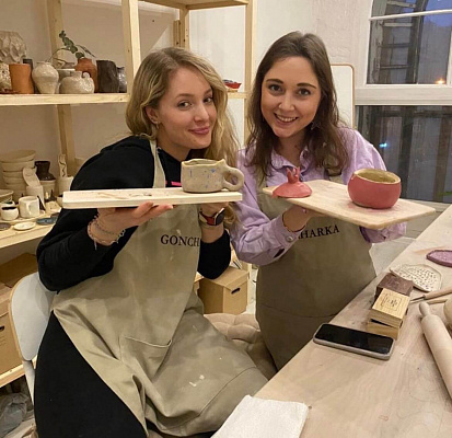 Мастер-класс в гончарной мастерской в Санкт-Петербурге. Подарочные сертификаты Ultra Подарки. Лепка из глины в Санкт-Петербурге в гончарной мастерской - это душевный незабываемый подарок для взрослых и детей. ULTRA ПОДАРКИ 8-800-505-95-30. Поделки из глины, лепка из глины, керамическая посуда, глиняная посуда, Гончарная мастерская, Гончарная мастерская в Санкт-Петербурге, Гончарный круг, Гончарное дело, Гончарный мастер класс, Лепка глины, гончарное ремесло, лепка из глины, лепка из глины, мастер класс