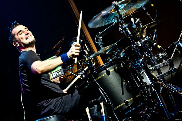 Купить игру на барабанах в Санкт-Петербурге. Сервис Ultra Подарки. Хотите играть на барабанах? Купите сертификат на обучение игре на барабанах в Санкт-Петербурге. Сервис UltraPodarki.ru 8 800 505 95 30. Игра на барабанах, уроки игры на барабанах, обучение игре на барабанах, барабан обучение, играть на барабанах, игра на барабанах сертификат, уроки на барабанах, игра на барабанах в Санкт-Петербурге, уроки игры на барабанах в Санкт-Петербурге, барабаны цена Санкт-Петербург, уроки на барабанах в Санкт-Петербурге