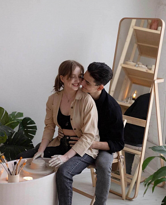 Мастер-класс в гончарной мастерской в Санкт-Петербурге. Подарочные сертификаты Ultra Подарки. Лепка из глины в Санкт-Петербурге в гончарной мастерской - это душевный незабываемый подарок для взрослых и детей. ULTRA ПОДАРКИ 8-800-505-95-30. Поделки из глины, лепка из глины, керамическая посуда, глиняная посуда, Гончарная мастерская, Гончарная мастерская в Санкт-Петербурге, Гончарный круг, Гончарное дело, Гончарный мастер класс, Лепка глины, гончарное ремесло, лепка из глины, лепка из глины, мастер класс