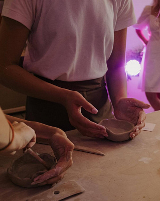 Мастер-класс в гончарной мастерской в Санкт-Петербурге. Подарочные сертификаты Ultra Подарки. Лепка из глины в Санкт-Петербурге в гончарной мастерской - это душевный незабываемый подарок для взрослых и детей. ULTRA ПОДАРКИ 8-800-505-95-30. Поделки из глины, лепка из глины, керамическая посуда, глиняная посуда, Гончарная мастерская, Гончарная мастерская в Санкт-Петербурге, Гончарный круг, Гончарное дело, Гончарный мастер класс, Лепка глины, гончарное ремесло, лепка из глины, лепка из глины, мастер класс